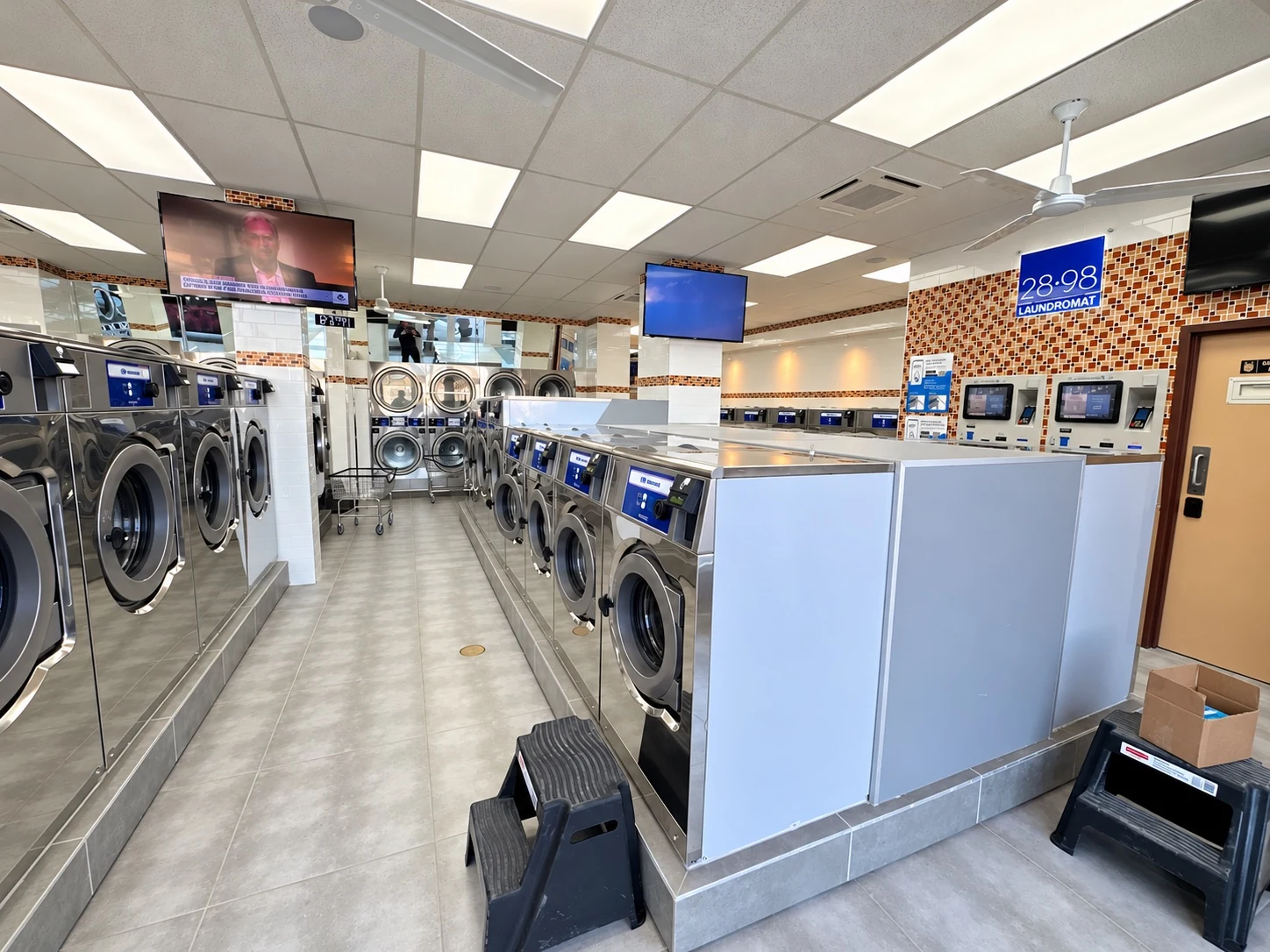 Interior de 2898 Laundromat en Jerome Avenue